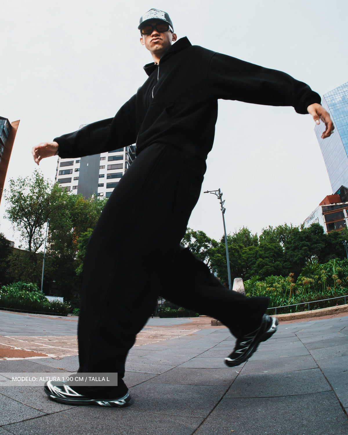 BASIC BLACK HOODIE